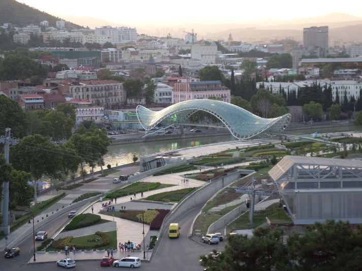 Le pont de la Paix sur la rivière Mtkvari à Tbilisi