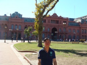 Allan Lam, frente a la Casa Rosada en Argentina
